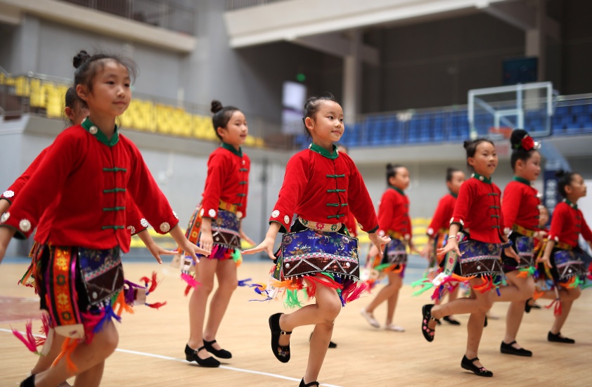 Kanak-kanak belajar tarian etnik Miao di  provinsi Guizhou