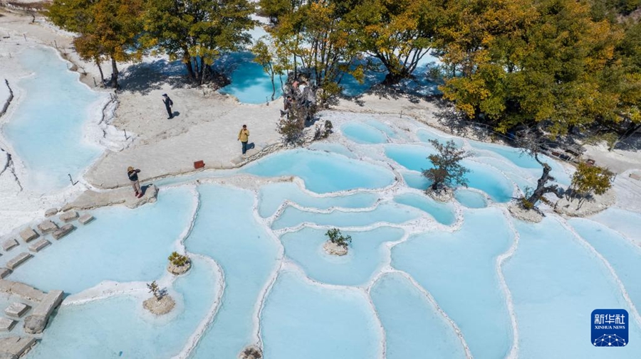 Tempat Awan Putih Jatuh ke Bumi