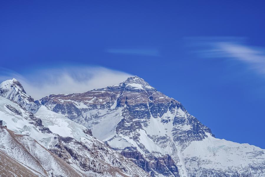 Foto yang diambil pada tengah hari 9 Mei 2023 menunjukkan pemandangan Gunung Qomolangma di Wilayah Autonomi Xizang, barat daya China. (Xinhua/Sun Fei)