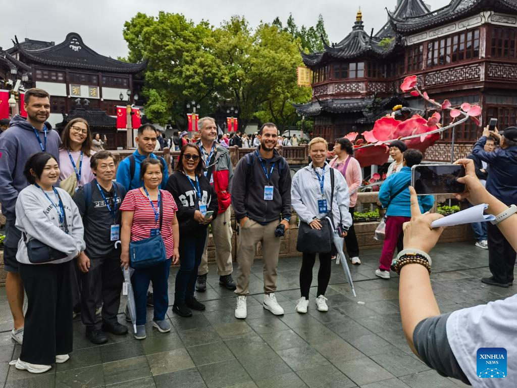 Foto yang diambil melalui telefon bimbit ini menunjukkan pelancong antarabangsa bergambar di Taman Yuyuan di Shanghai, timur China, 28 April 2024. (Xinhua/Chen Aiping)