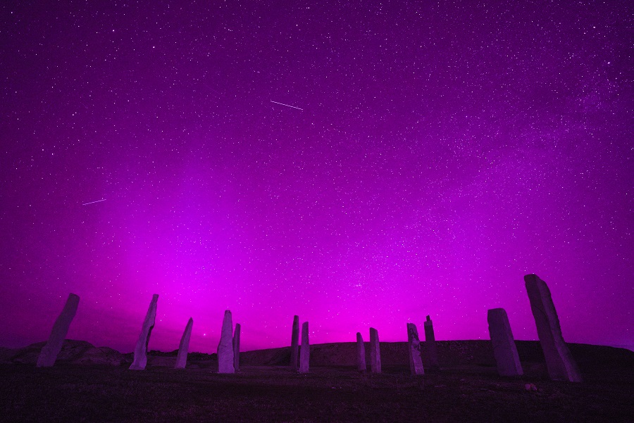 Aurora ungu menerangi langit malam di Altay, Wilayah Autonomi Uygur Xinjiang, 12 Mei 2024. (Foto ihsan Pusat Media Bersepadu Altay)