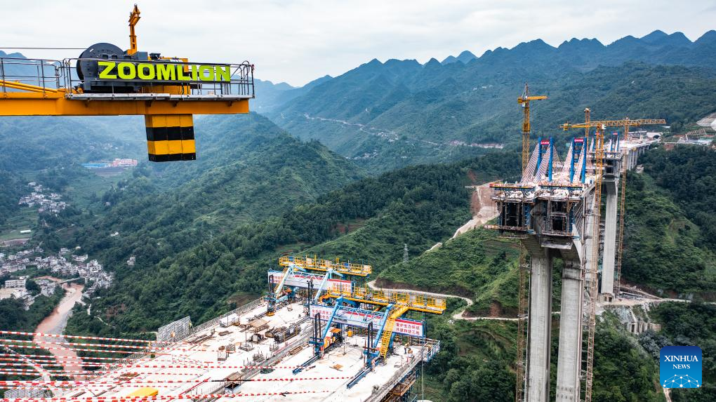 Foto dron bertarikh 17 Jun 2024 ini menunjukkan tapak pembinaan jambatan besar Liuzhi di Lebuh Raya Nayong-Qinglong di Liupanshui, provinsi Guizhou, barat daya China. Jambatan tersebut merentang sepanjang 2,023.5 meter. (Xinhua/Tao Liang)