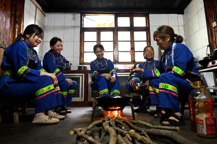 Penduduk kampung menyediakan teh minyak untuk tetamu di Kampung Bunong di Weijiang di Kaunti Longsheng, Wilayah Autonomi Guangxi Zhuang, selatan China, 26 Jun 2024. (Xinhua/Huang Bohan)