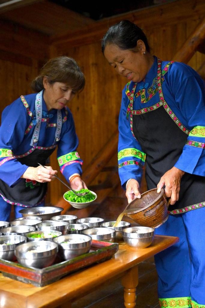 Penduduk kampung menyediakan teh minyak untuk tetamu di Kampung Bunong di Weijiang di Kaunti Longsheng, Wilayah Autonomi Guangxi Zhuang, selatan China, 26 Jun 2024. (Xinhua/Huang Bohan)