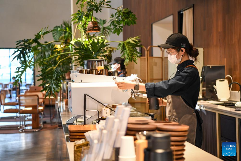 Seorang barista membuat kopi di kedai kopi yang terletak di Taman Kreatif dan Budaya Biro Yangpao 1862 di di Daerah Jiangbei, di Chongqing, barat daya China pada 15 Julai 2024. (Xinhua/Wang Quanchao)