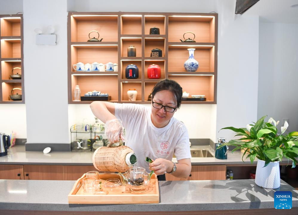 Seorang juruteknik membuat teh di kedai teh yang terletak di Taman Kreatif dan Budaya Biro Yangpao 1862 di Daerah Jiangbei, di Chongqing, barat daya China pada 15 Julai 2024.  (Xinhua/Wang Quanchao)