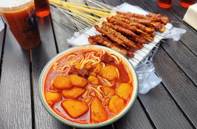 Sate barbeku dan mi ubi kentang. (People’s Daily Online/Zhao Mengyue) 