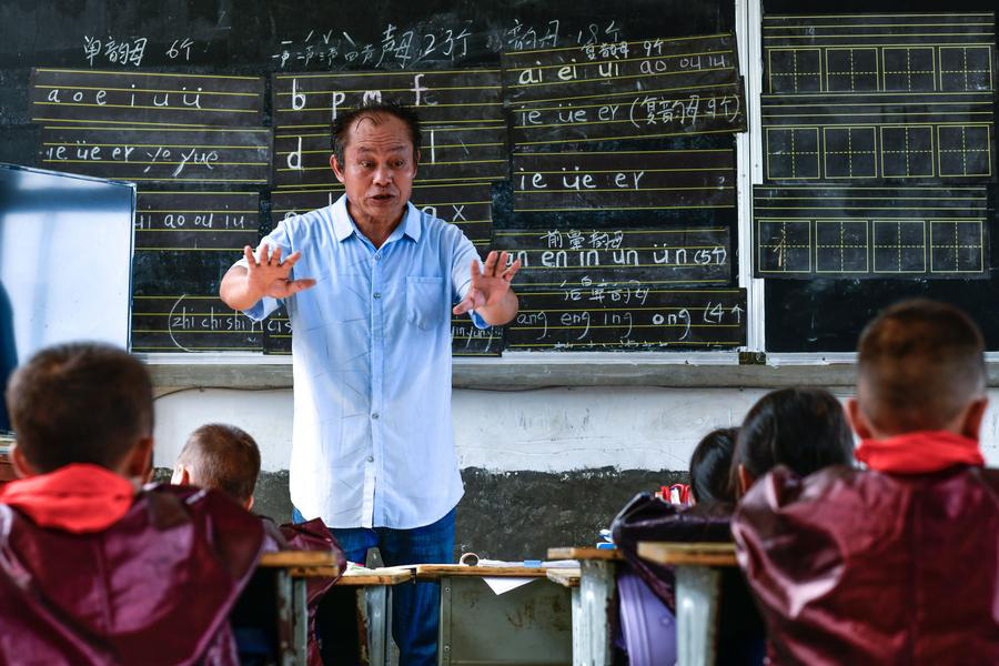 Meng Rongda mengajar murid-murid di tapak mengajar Zhongzhai, pekan Xishan, kaunti Congjiang, provinsi Guizhou, barat daya China, 6 September 2024. (Xinhua/Yang Wenbin)