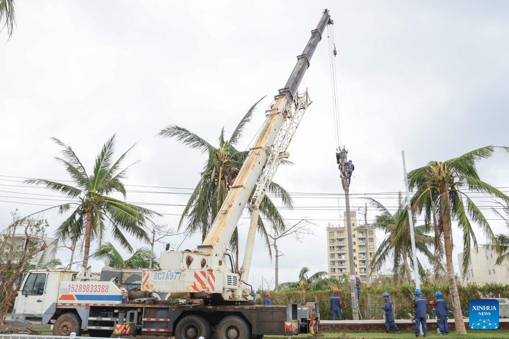 Para pekerja syarikat tenaga dari Provinsi Guizhou membaiki kemudahan elektrik di Bandar Longlou di Wenchang, Provinsi Hainan pada 9 September 2024. (Xinhua/Zhang Liyun)