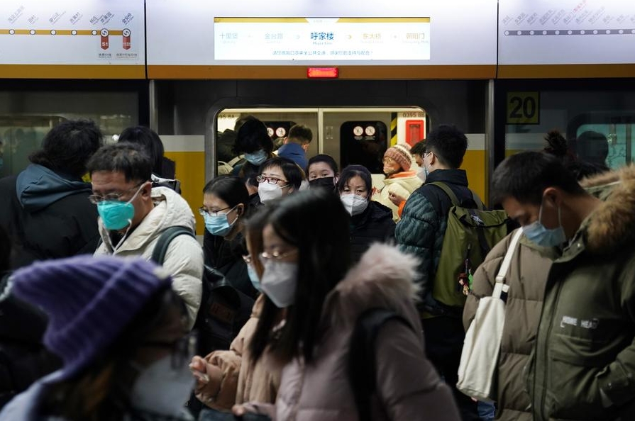 Penumpang di Stesen Subway Hujialou pada waktu puncak pagi di Beijing, ibu negara China, 3 Januari 2023. (Xinhua/Ju Huanzong)