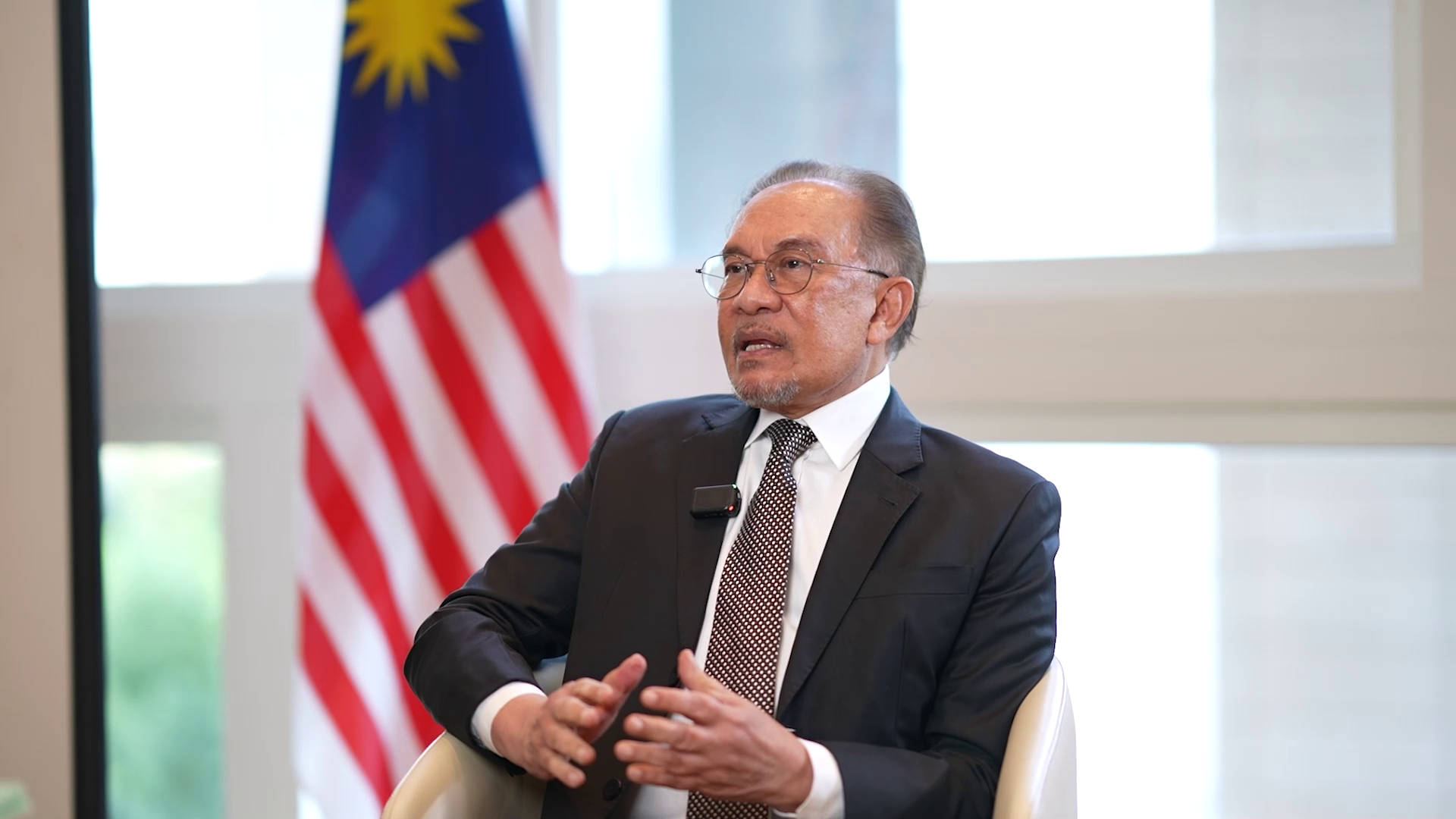 Perdana Menteri Malaysia, Datuk Seri Anwar Ibrahim menerima wawancara eksklusif People's Daily Online dalam rangka lawatan kerjanya di Shanghai, China pada 6 November 2024. (People's Daily Online/Liu Ning)