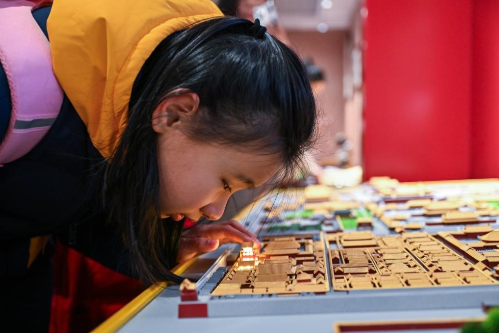 Seorang pelajar dari Sekolah Orang Buta Beijing menyentuh model meja pasir Muzium Istana di Galeri Pengalaman Sensori Muzium Istana, Beijing, 1 Disember 2024. (Xinhua/Li Xin)