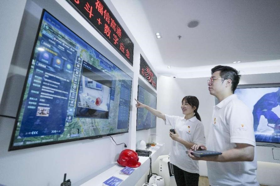 Foto jurutera sedang mengoperasikan sistem tindak balas kecemasan digital BDS di sebuah firma teknologi di Fuzhou, Provinsi Fujian, tenggara China. (People’s Daily Online/Xie Guiming)