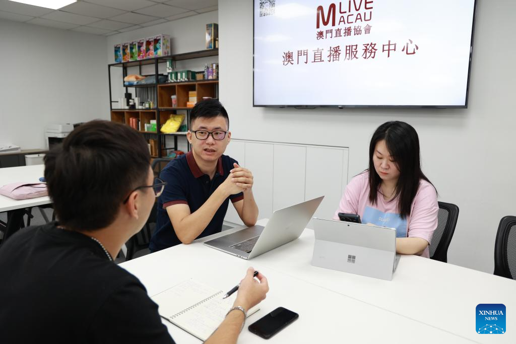 Foto fail menunjukkan Fu Tang Long (tengah) sedang mengadakan sesi perbincangan dengan rakan sekerjanya dalam satu mesyuarat di Macao, selatan China pada 15 September 2022. (Foto/Xinhua)