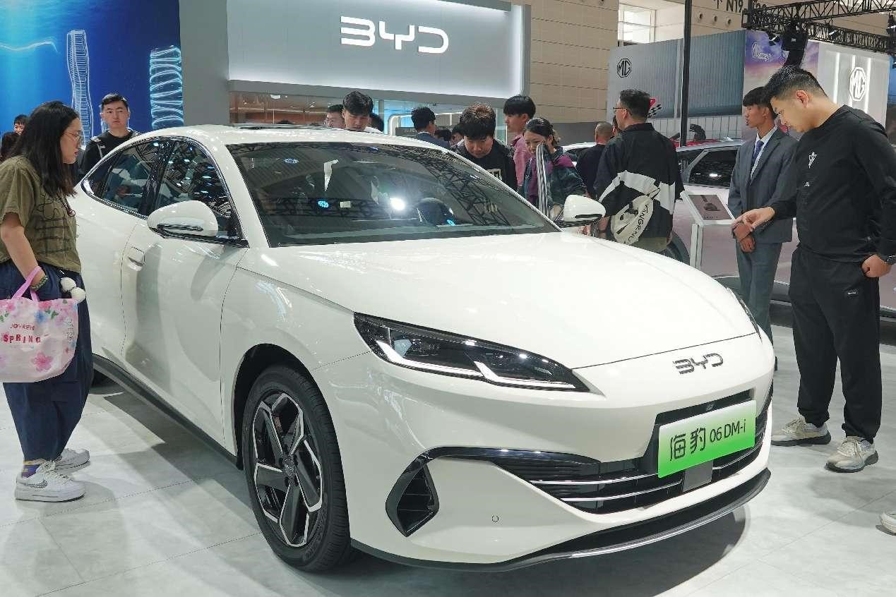 A BYD Seal 06 DM-i yang dipamerkan di Pameran Motor China (Tianjin) 2024 yang diadakan di Tianjin, utara China, pada 3 Oktober. 2024. (People