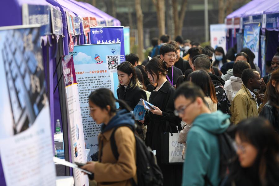 Para pelajar menghadiri pameran kerjaya di Universiti Tsinghua  di Beijing, pada 15 Mac 2024. (Foto/Xinhua)