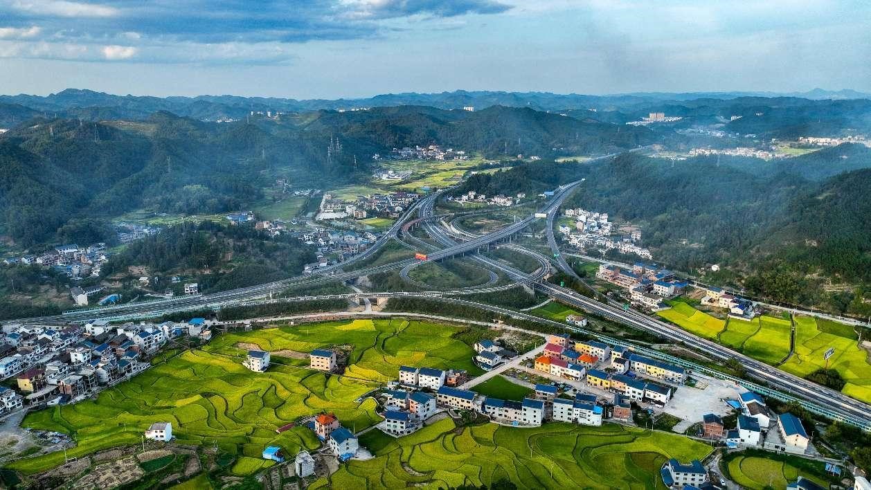 Foto bertarikh 27 Ogos 2024 ini memaparkan keindahan kampung Pingshu, kaunti Sansui, kawasan autonomi Miao dan Dong Qiandongnan di Provinsi Guizhou. (People’s Daily Online/Yang Jian)