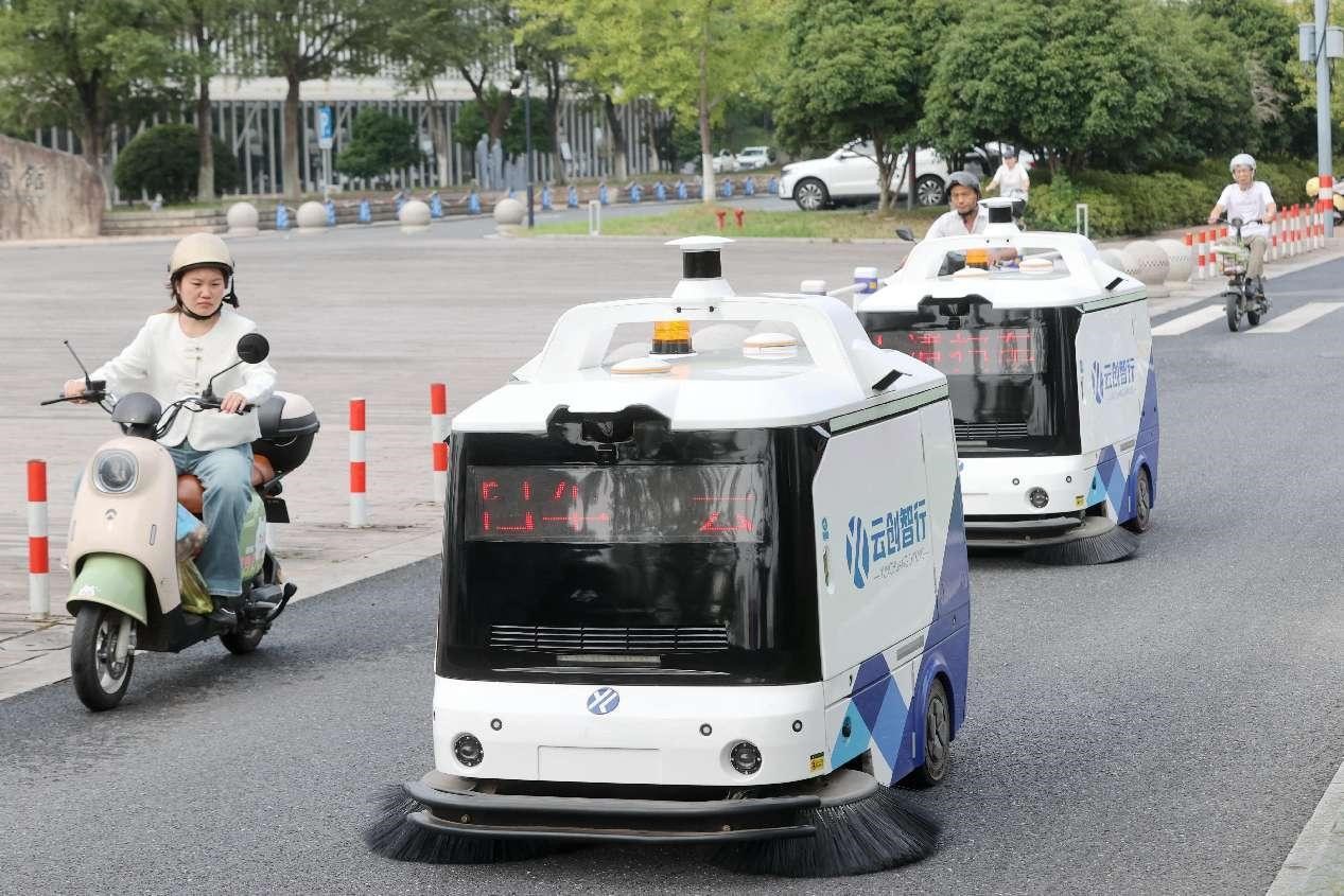 Dua kenderaan pembersih jalan tanpa pemandu sedang bekerja di Huzhou, Provinsi Zhejiang, timur China. (People’s Daily Online/Xie Shangguo)