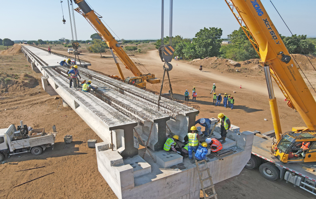 Jurutera Perbadanan Kumpulan Biro China Railway ke-20  sedang membina jambatan untuk projek Kereta Api Marka-Bangula di Malawi pada 10 Ogos 2024. (Foto China Daily)